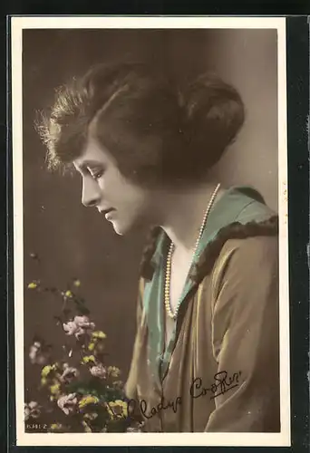 AK Schauspielerin Gladys Cooper mit Perlenkette
