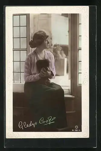 Präge-AK Schauspielerin Gladys Cooper sitzt am Fenster