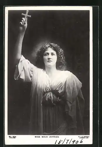 AK Schauspielerin Maud Jeffries mit Kreuz in der Hand