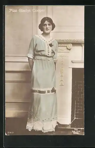AK Schauspielerin Gladys Cooper im hellblauen Kostüm