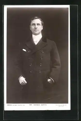 AK Schauspieler Hayden Coffin in winterlicher Jacke mit Handschuhen