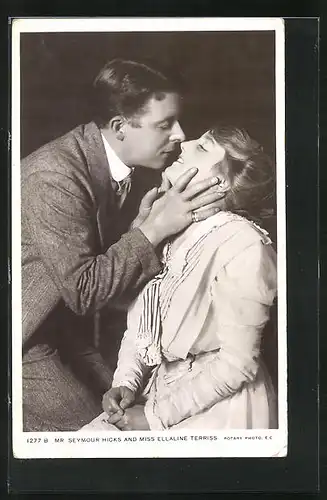 AK Schauspielerin Ellaline Terris und Schauspieler Seymour Hicks küssen sich