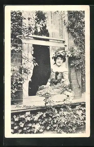 AK Schauspielerin Miss Maage Lessin sitzt am Fenster