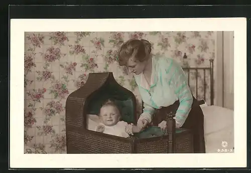 AK Schauspielerin Gladys Cooper mit Säugling in Krippe