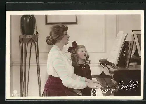 AK Schauspielerin Gladys Cooper musiziert mit Tochter