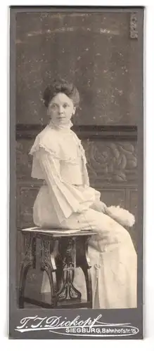Fotografie T. J. Dickopf, Siegburg, Bahnhofstr. 15, Portrait junge Dame im weissen Kleid auf Tisch sitzend