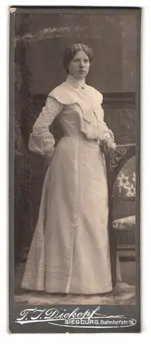 Fotografie T. J. Dickopf, Siegburg, Bahnhofstr. 15, Portrait elegant gekleidete Dame an Stuhl gelehnt