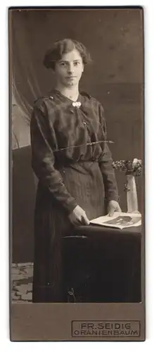 Fotografie Fr. Seidig, Oranienbaum, Portrait bürgerliche Dame mit Zeitung an Tisch gelehnt