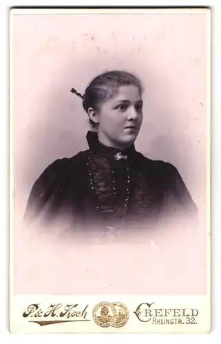Fotografie P. & H. Koch, Crefeld, Rheinstr. 32, Portrait junge Dame mit zurückgebundenem Haar