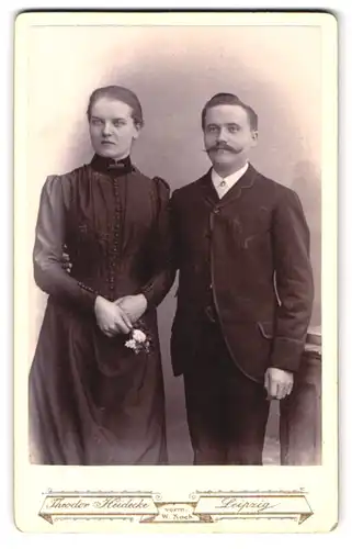 Fotografie Theodor Heidecke, Leipzig, Zeitzer-Strasse 16, Portrait bürgerliches Paar in eleganter Kleidung mit Blumen