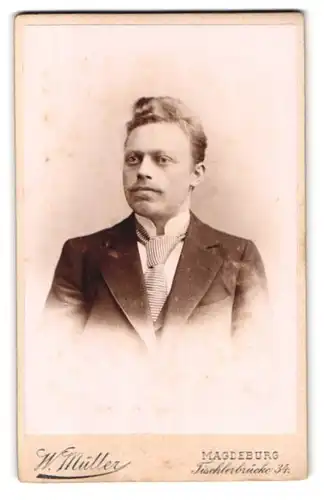 Fotografie W. Müller, Magdeburg, Portrait junger Herr im Anzug mit Krawatte