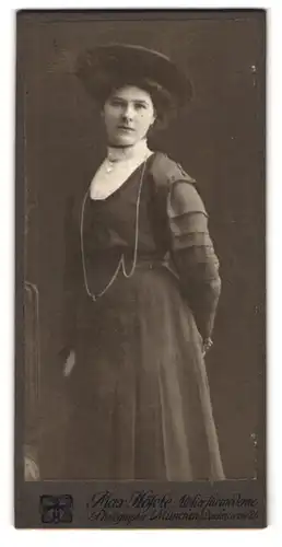 Fotografie Max Höfele, München, Dachauer Str. 25, Portrait junge Dame im eleganten Kleid mit Hut