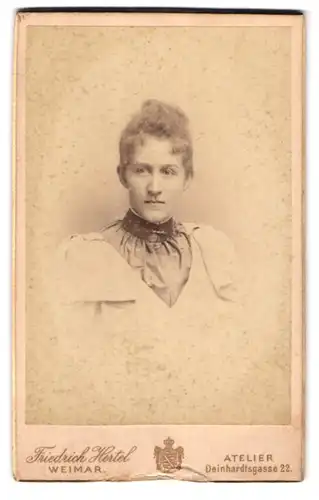 Fotografie Friedrich Hertel, Weimar, Deinhardts-Gasse 22, Portrait junge Dame in zeitgenössischer Kleidung