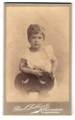 Fotografie Pual Labhart, Rorschach, Signalstrasse, Portrait kleines Mädchen im weissen Kleid mit Blümchen