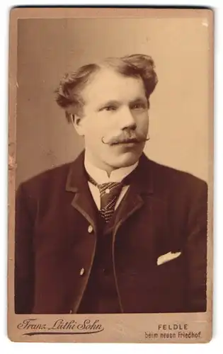 Fotografie Franz Lüthi Sohn, Feldle-St. Gallen, Portrait bürgerlicher Herr mit Krawatte und Zwirbelbart