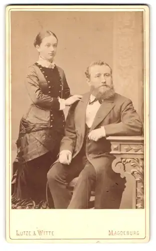 Fotografie Lutze & Witte, Magdeburg, Portrait bürgerliches Paar in zeitgenössischer Kleidung