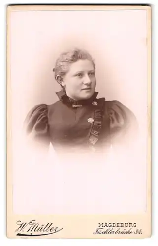 Fotografie W. Müller, Magdeburg, Tischlerbrücke 34, Portrait junge Dame mit zurückgebundenem Haar