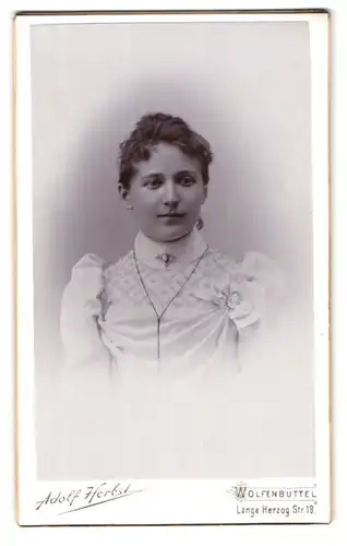 Fotografie Adolf Herbst, Wolfenbüttel, Lange Herzogstr. 19 u. Brauergildenstr. 17, Portrait junge Dame im weissen Kleid