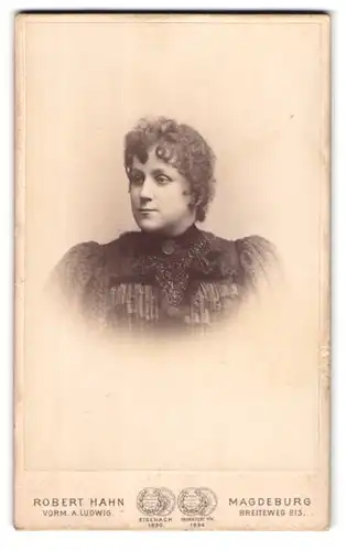 Fotografie Robert Hahn, Magdeburg, Breiteweg 213, Portrait junge Dame mit Kragenbrosche