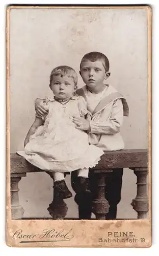 Fotografie Oscar Höbel, Peine, Bahnhofstr. 19, Portrait Kinderpaar in hübscher Kleidung am Geländer