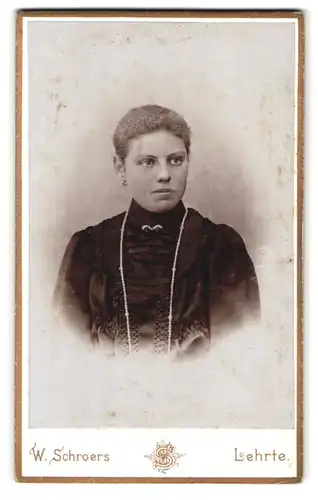 Fotografie Wilh. Schroers, Lehrte, Sedanstrasse 9, Portrait junge Dame mit zurückgebundenem Haar