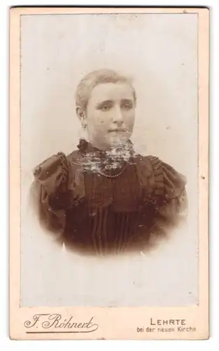Fotografie F. Röhnert, Lehrte, Portrait junge Dame mit zurückgebundenem Haar