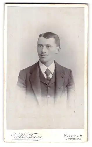 Fotografie Wilhelm Knarr, Rosenheim, Innstrasse 42, Portrait junger Herr im Anzug mit Krawatte