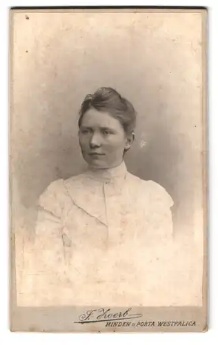 Fotografie J. Zoerb, Minden, Marienwallstrasse 1 u. Porta Westfalica, Portrait junge Dame in weisser Kleidung