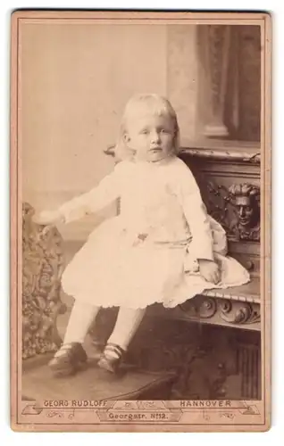 Fotografie Georg Rudloff, Hannover, Georg-Strasse 12, Portrait kleines Mädchen in weisser Kleidung