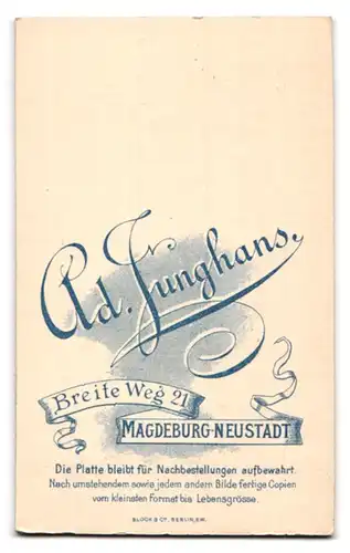 Fotografie Ad. Junghans, Magdeburg-Neustadt, Breite Weg 21, Portrait süsses Kleinkind im weissen Hemd auf Fell sitzend