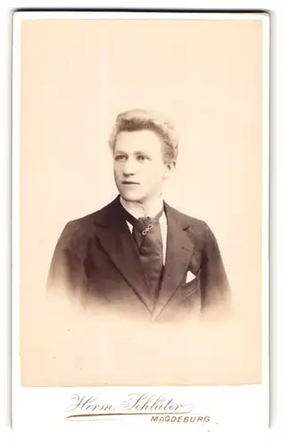 Fotografie Hermann Schlüter, Magdeburg, Ecke Breite Weg und Alte Ullrichsstr., Portrait junger Mann im eleganten Anzug