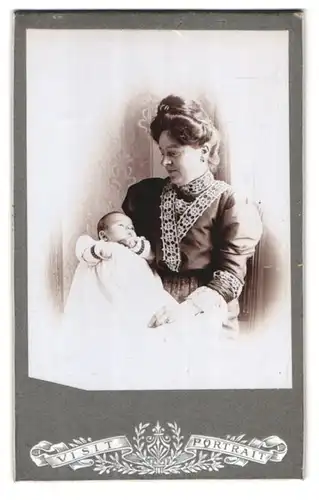 Fotografie Visit-Portrait, Ort unbekannt, Portrait bürgerliche Dame mit Baby auf dem Arm