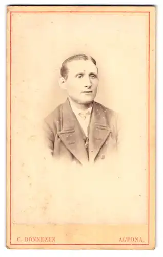 Fotografie C. Bonnezen, Altona, Gr. Berg-Strasse 63, Portrait Mann in Anzug mit Krawatte