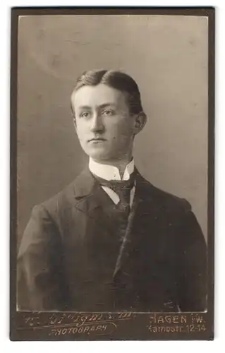 Fotografie H. Billigmann, Hagen /W, Kampstrasse 12-14, Portrait junger Herr in Anzug mit Krawatte