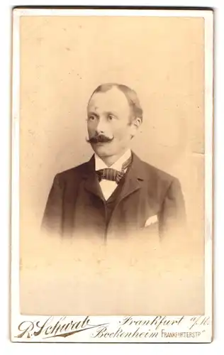 Fotografie R. Schwab, Frankfurt-Bockenheim, Frankfurterstrasse 33, Portrait Herr mit Oberlippenbart