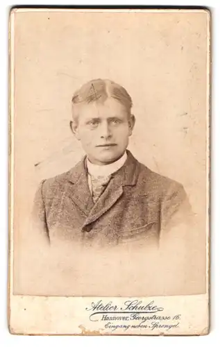 Fotografie Atelier Schulze, Hannover, Georgstrasse 16, Portrait junger Mann in Anzug mit Krawatte