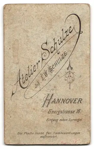 Fotografie Atelier Schulze, Hannover, Georgstrasse 16, Portrait junger Mann in Anzug mit Krawatte