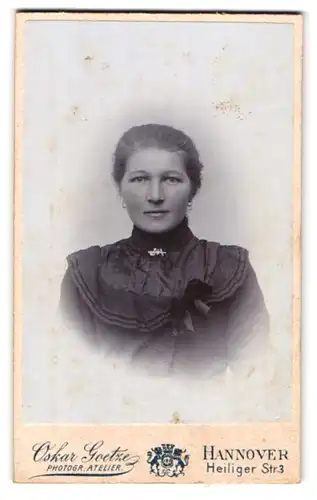 Fotografie Oskar Goetze, Hannover, Heiliger Str. 3, Portrait Dame mit zusammengebundenem Haar