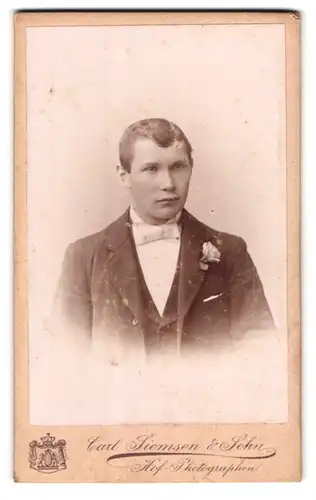 Fotografie Carl Siemsen & Sohn, Hamburg, Börsenbrücke 2, Portrait junger Herr in Anzug mit Fliege