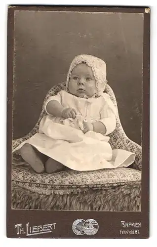 Fotografie Th. Liebert, Bremen, Fehrfeld 61, Portrait Säugling mit Haube