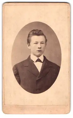 Fotografie H. Nebbien, Oldenburg, Knabe im Anzug mit pomadisiertem Haar