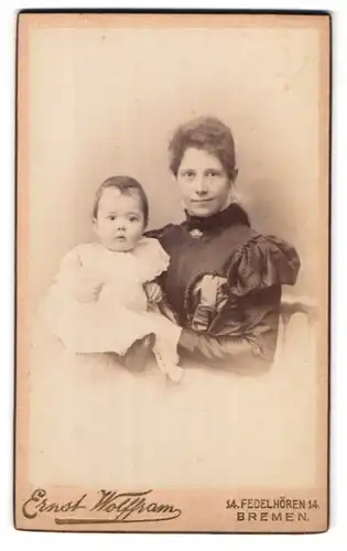 Fotografie Ernst Wolffram, Bremen, Fedelhören 14, Portrait bürgerliche Dame mit Kleinkind auf dem Arm