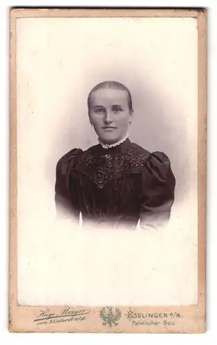Fotografie Hugo Mezger, Esslingen a / N., Portrait junge Dame mit zurückgebundenem Haar