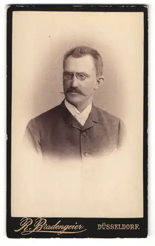 Fotografie R. Bradengeier, Düsseldorf, Elberfelderstrass 4, Portrait stattlicher Herr mit Zwicker und Schnauzbart