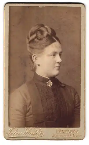 Fotografie Julius Rathje, Lüneburg, Wagestrasse 2 A, Portrait bürgerliche Dame mit Hochsteckfrisur