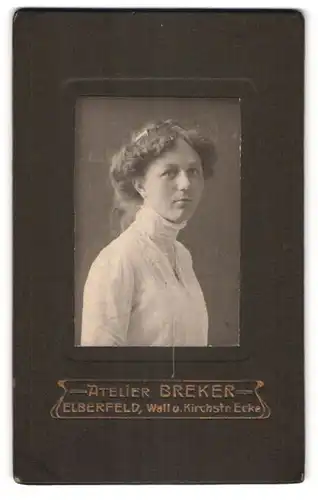 Fotografie Atelier Breker, Elberfeld, Wall u. Kirchstrasse Ecke, Portrait bürgerliche Dame mit hochgestecktem Haar