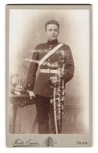 Fotografie Fritz Esser, Trier, Simeon-Strasse 5, Portrait Soldat in Uniform mit Degen