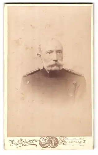 Fotografie Karl Schipper, Wiesbaden, Rheinstrasse 31, Portrait Soldat in Uniform mit weissem Bart