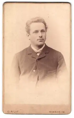 Fotografie C. Ruf, Freiburg i / B., Kaiserstrasse 5 u. Ludwigstrasse 2, Portrait junger Ma. in zeitgenössischer Kleidung