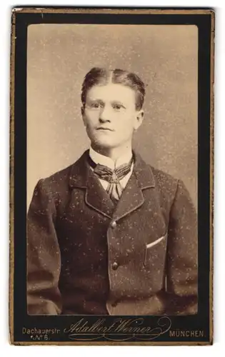 Fotografie Adalbert Werner, München, Dachauerstrasse 6, Portrait junger Mann im Anzug mit Krawatte
